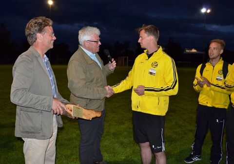 Gratulation dem Turniersieger FC Schaffhausen beim 6. HJW-Cup: Den Siegerpokal überreichen Bürgermeister Heinz Brennenstuhl und Dr. Klaus Scheidtmann, Ärztlicher Direktor des HJW. Bild: aj